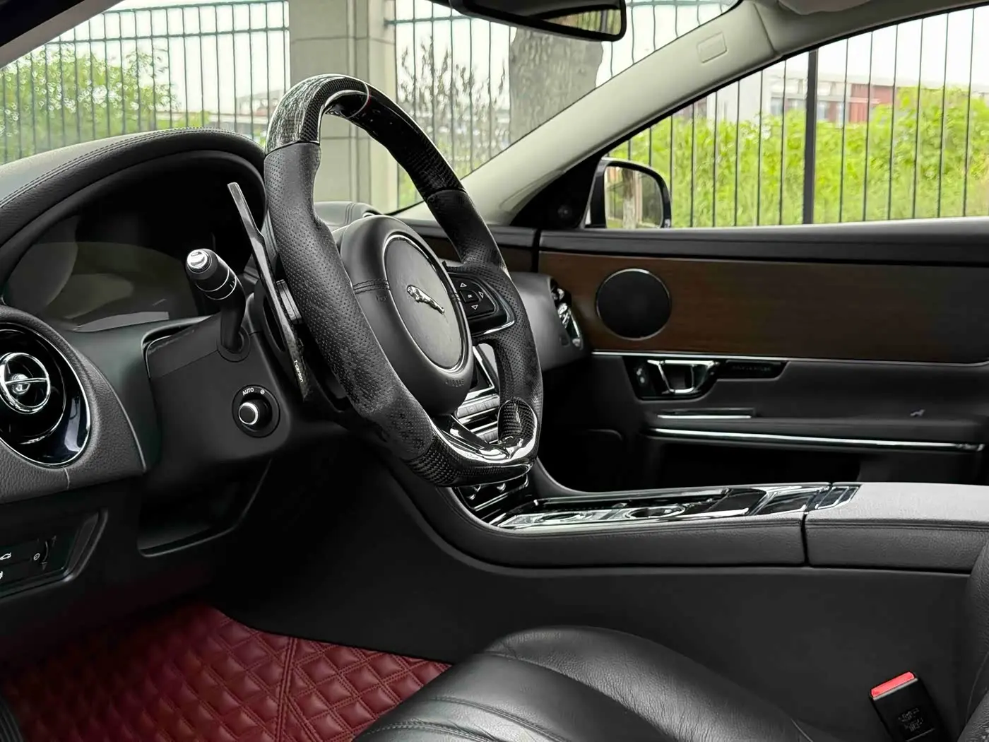 Jaguar XJ 2017 — Фото 15/17
