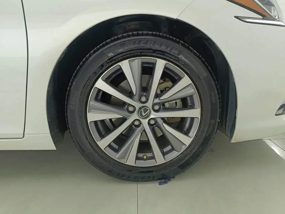 Lexus ES 2020 — Photo 6/16