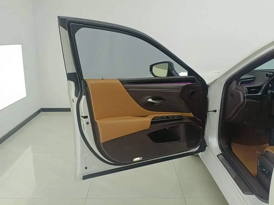 Lexus ES 2020 — Photo 7/16