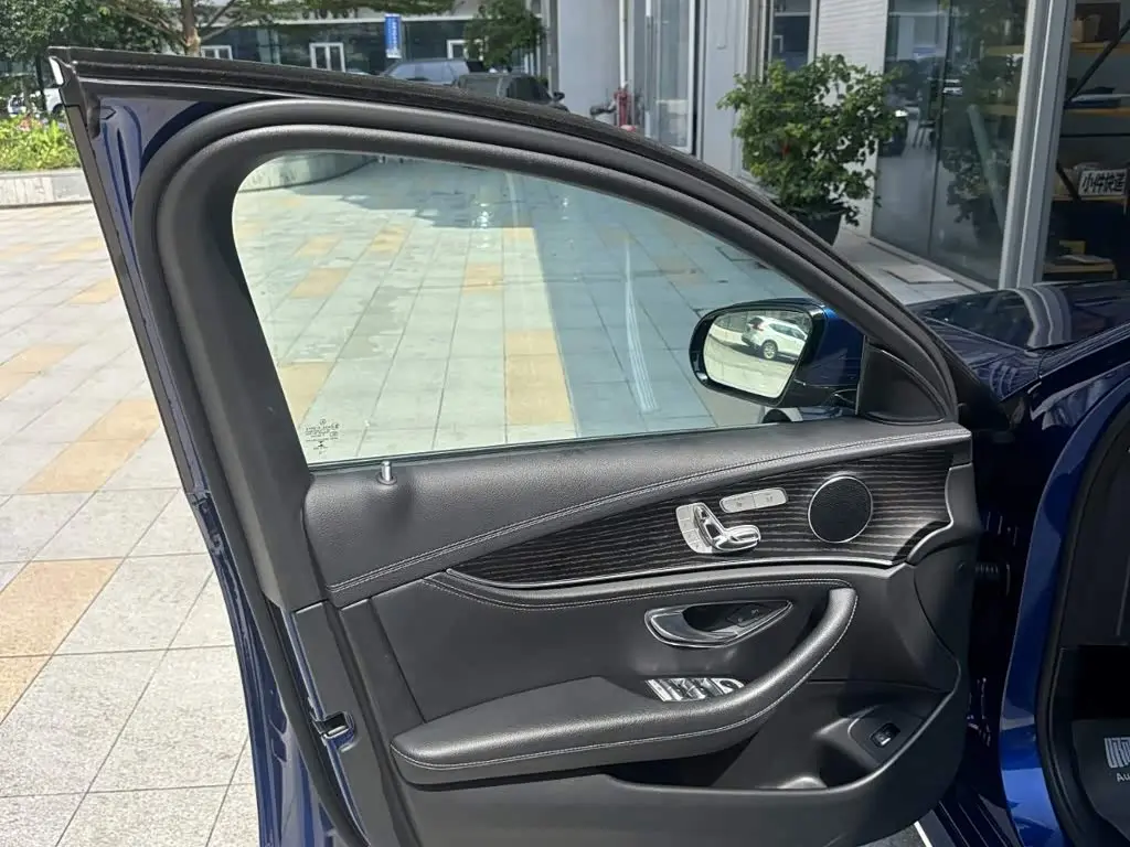 Mercedes-Benz E-Class 2020 — Photo 12/14
