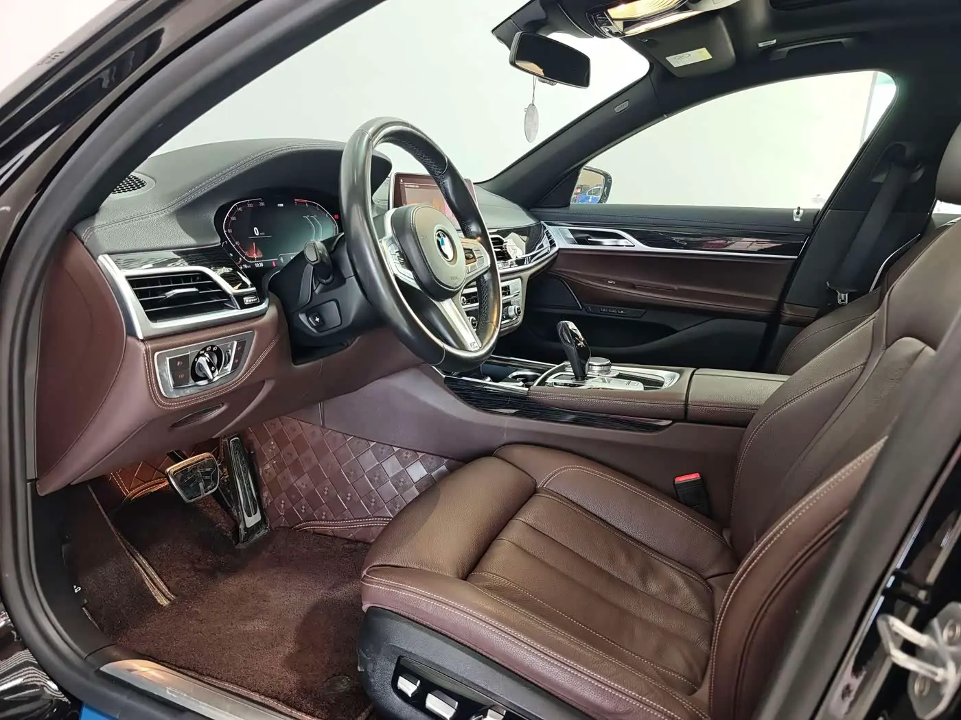 BMW 7 Series 2019 — Photo 7/16