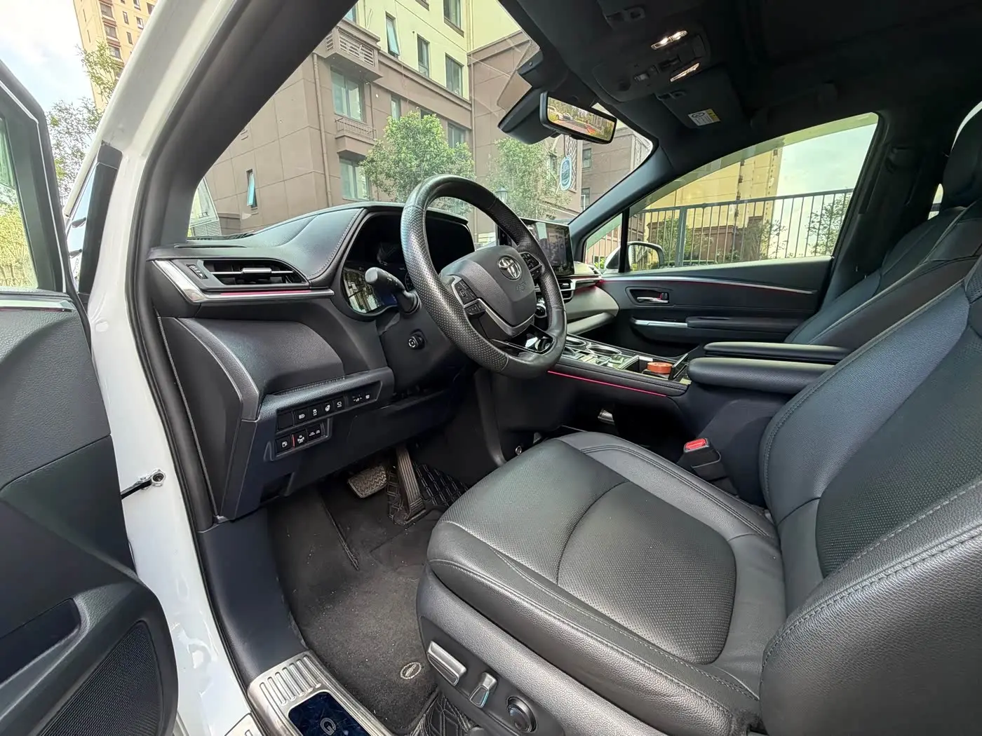 Toyota Granvia 2023 — Photo 4/9