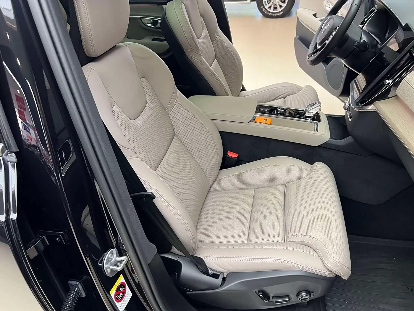 Volvo XC90 Plug-in Hybrid 2025 — Photo 12/20