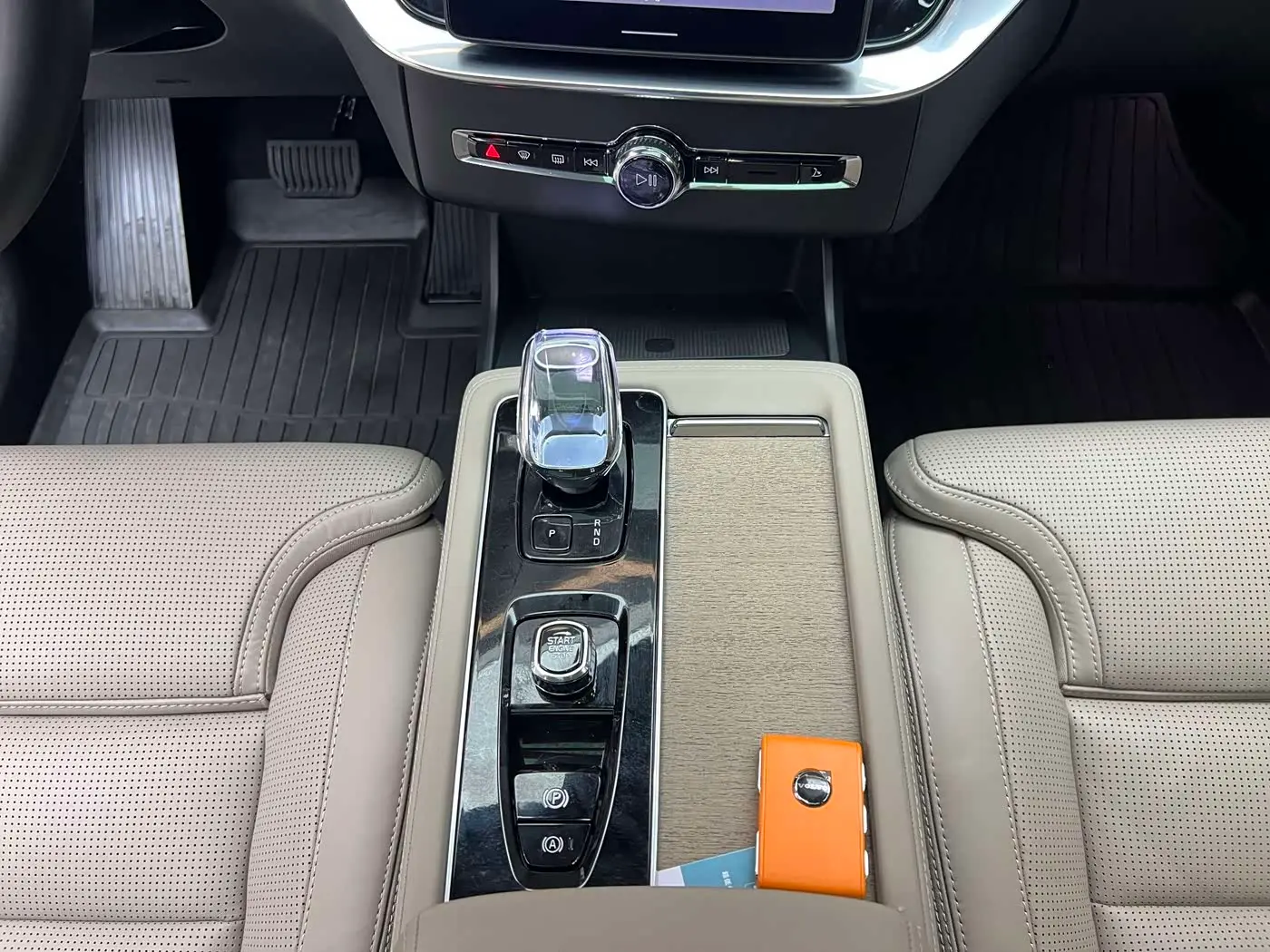 Volvo XC90 Plug-in Hybrid 2025 — Photo 7/20