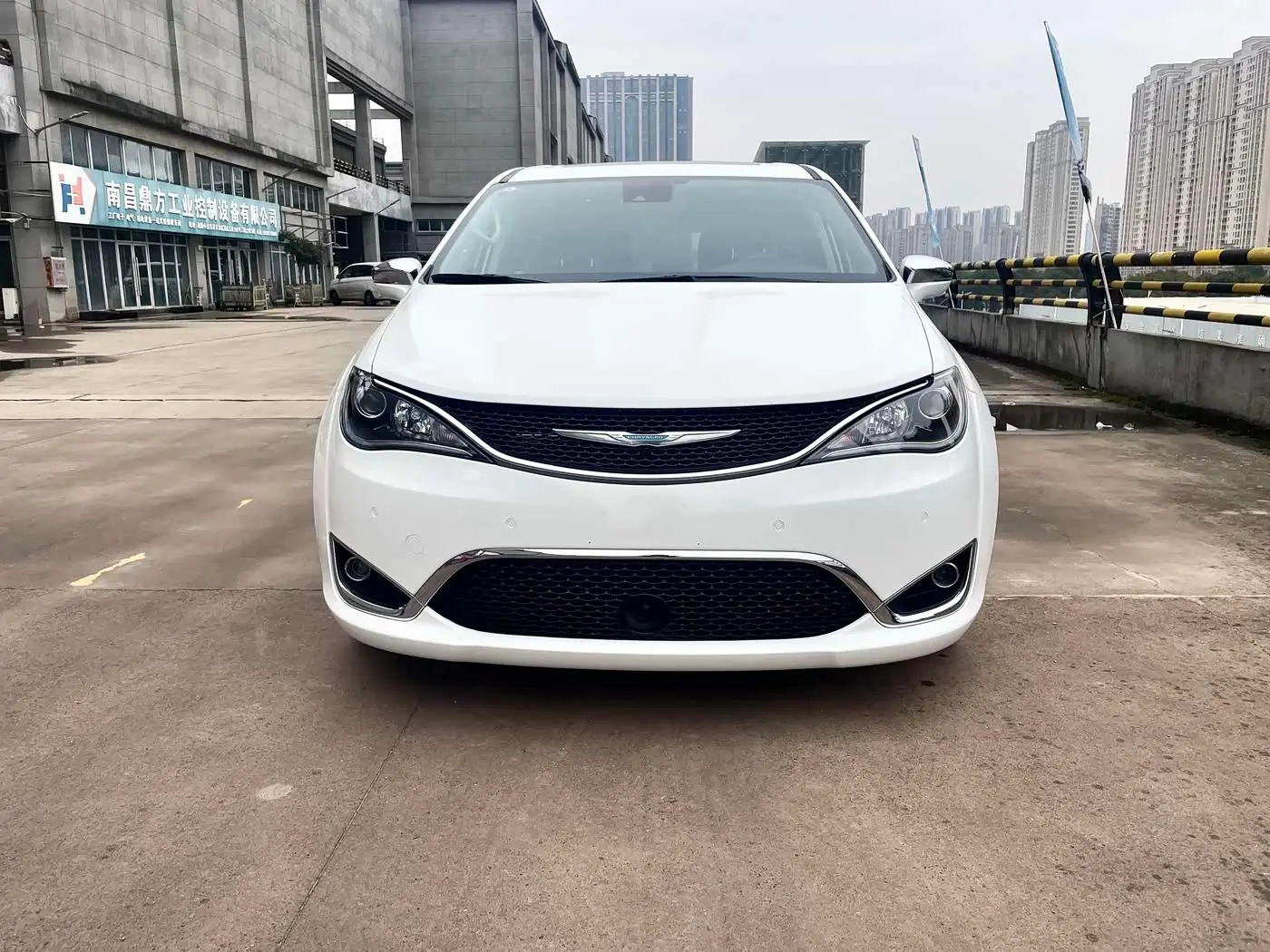 Chrysler Grand Caravan PHEV 2025 — Photo 3/17