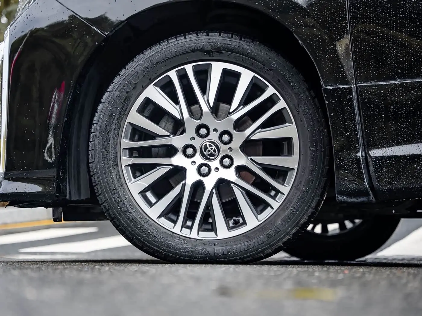 Toyota Alphard 2016 — Photo 17/18