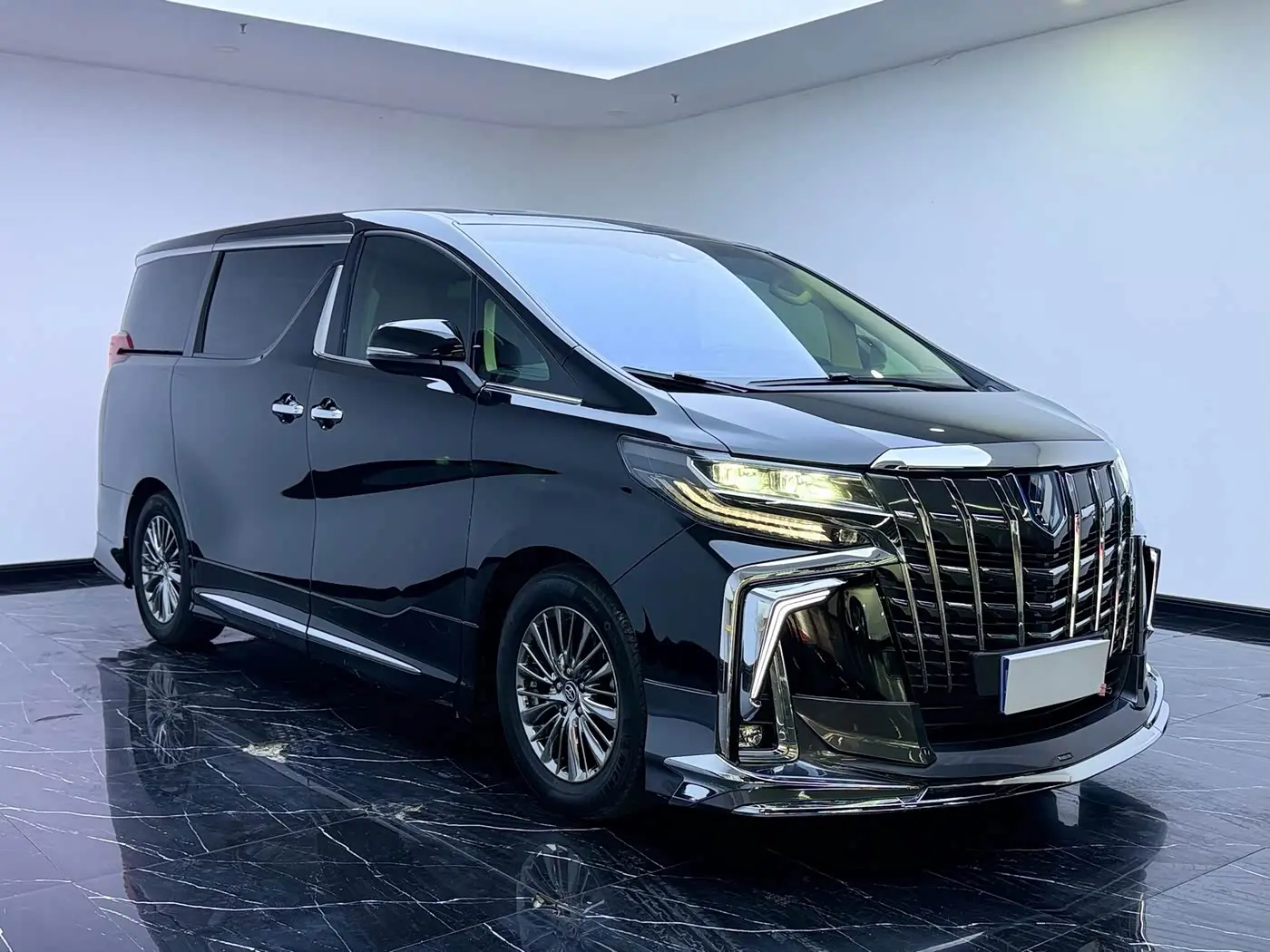 Toyota Alphard 2023 — ფოტო 3/20
