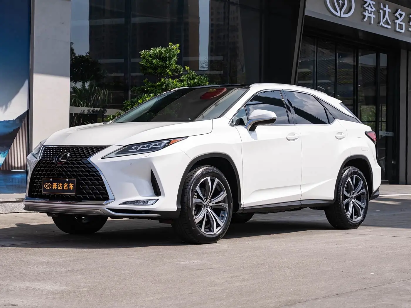 Lexus RX 2021 — Photo 1/20