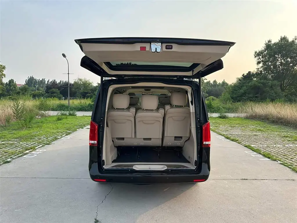 Mercedes-Benz V-Class 2023 — Photo 8/20