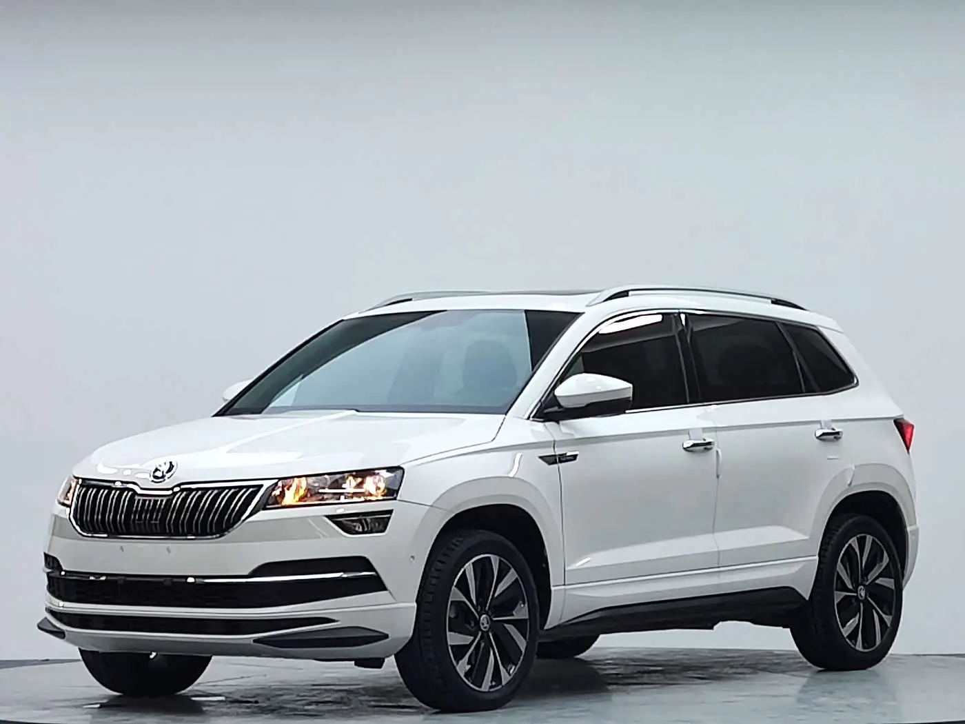 Škoda Karoq 2023 — Photo 2/18