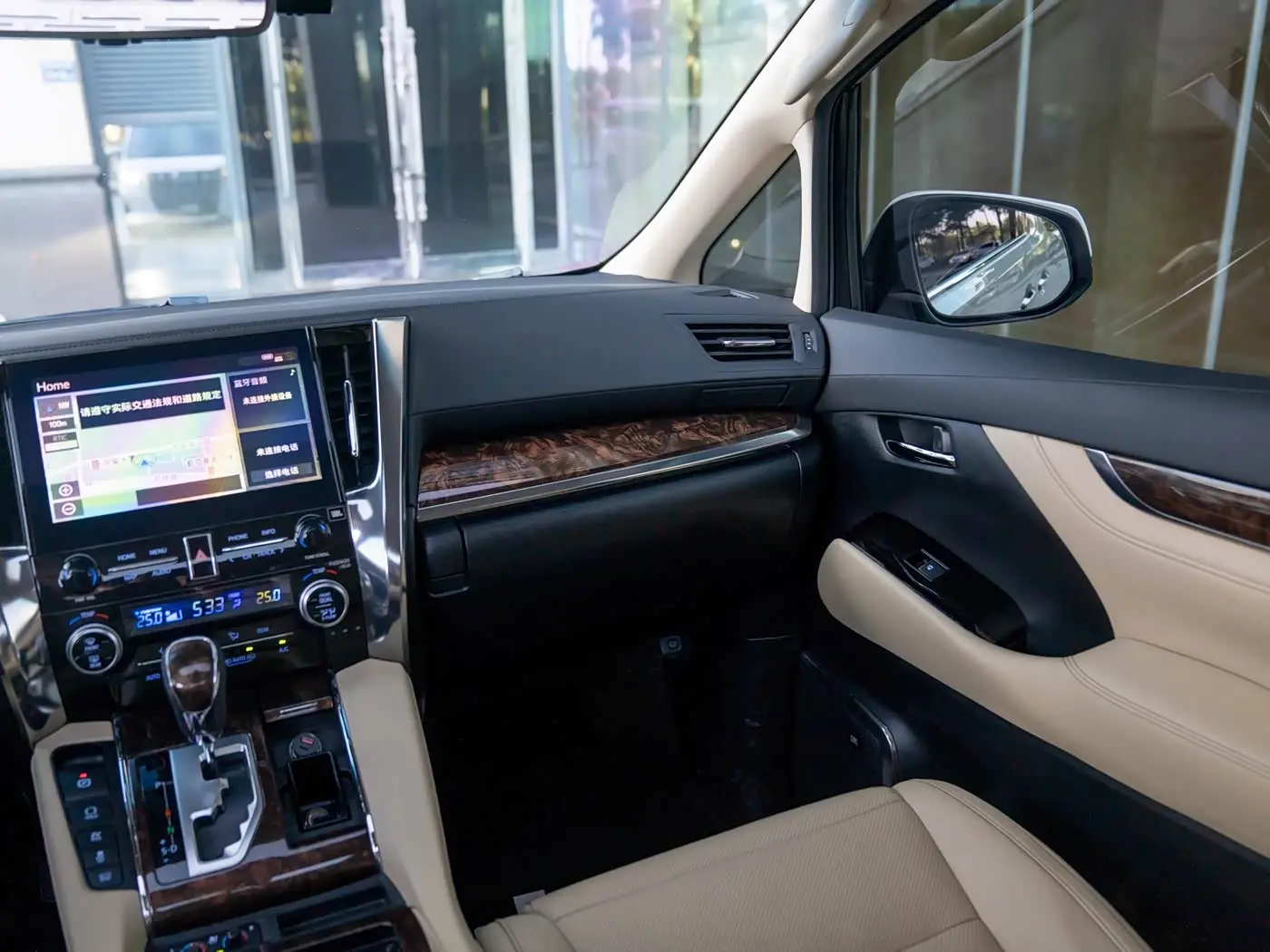 Toyota Alphard 2021 — Photo 16/18