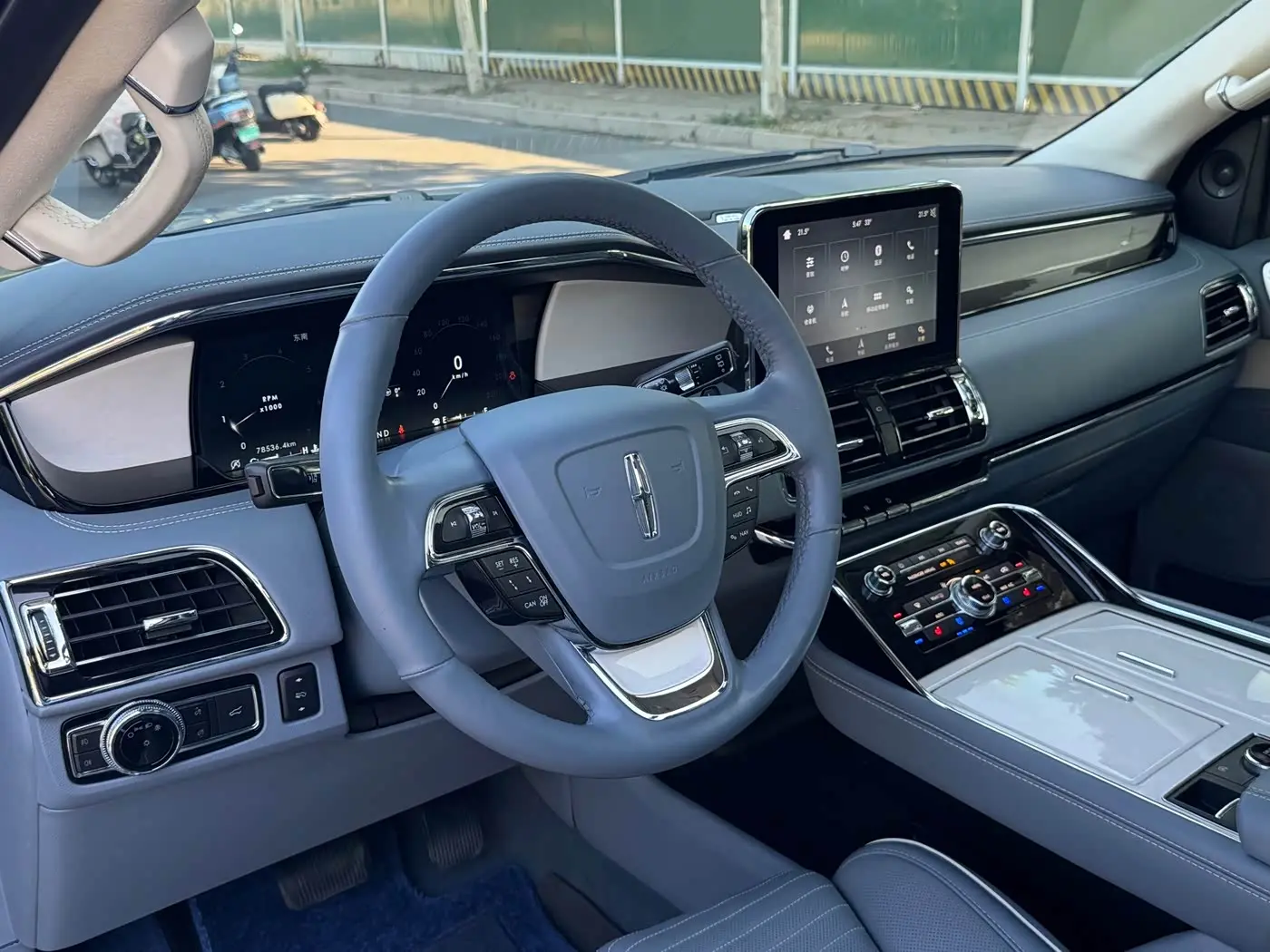 Lincoln Navigator 2019 — Photo 13/20