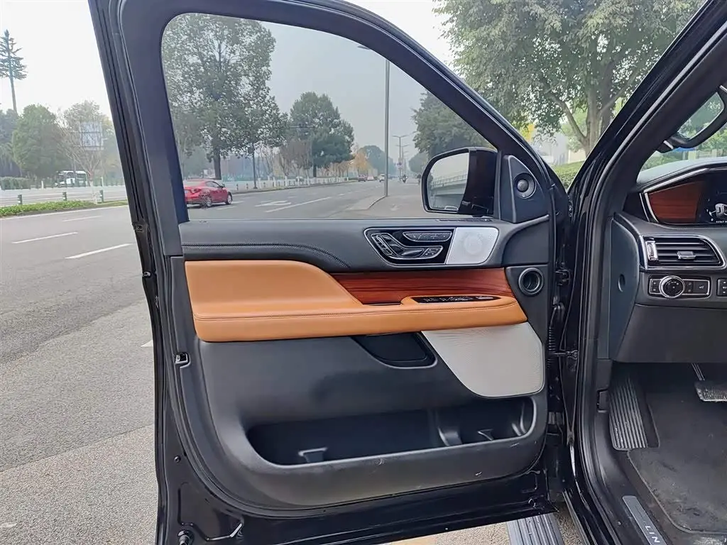 Lincoln Navigator 2022 — Şəkil 6/11