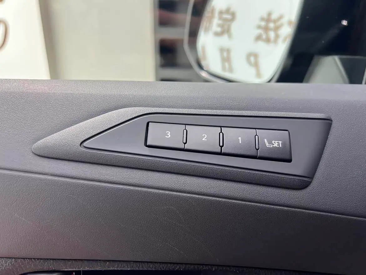 Lexus LM 2023 — Photo 18/20