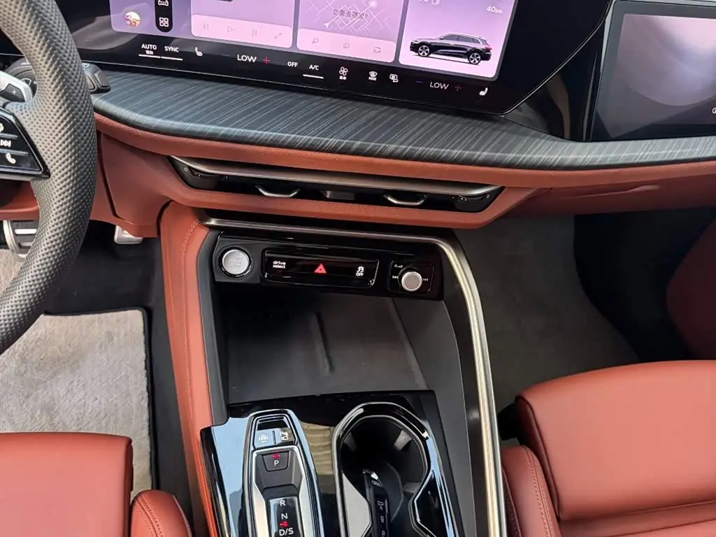 Audi Q5L 2025 — Photo 14/20