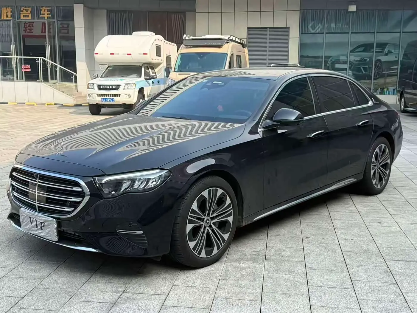 Mercedes-Benz E-Class 2025 — Photo 1/9