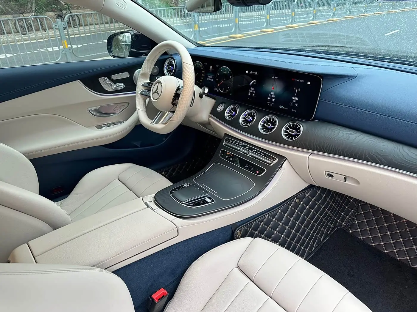 Mercedes-Benz E-Class 2022 — Photo 3/15