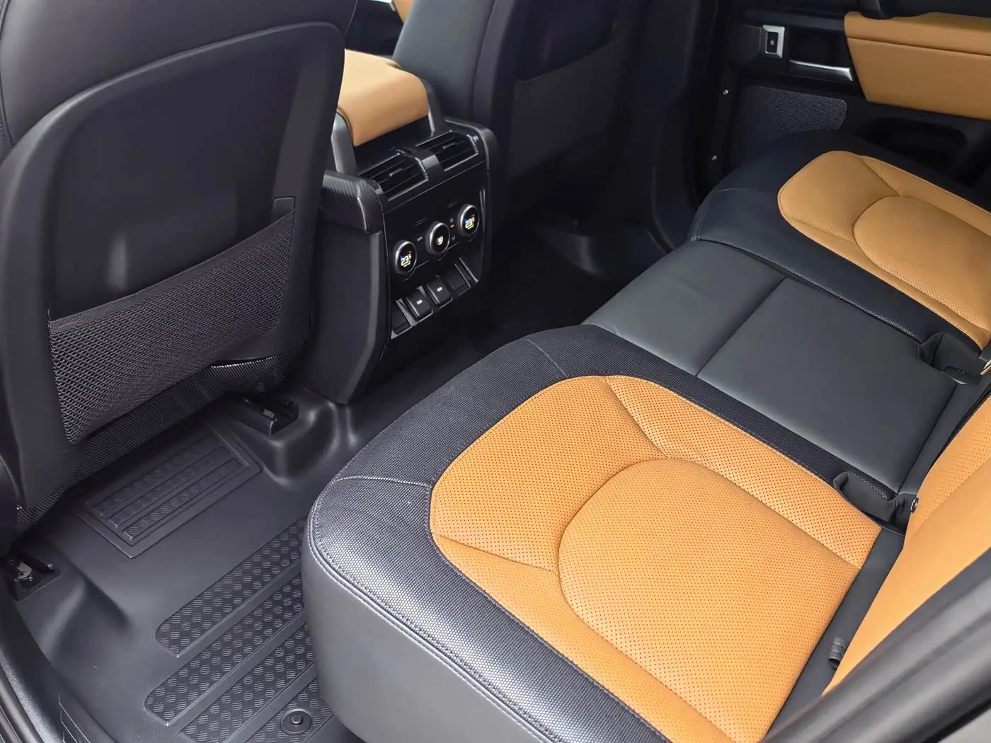 Land Rover Defender 2023 — Фото 18/20