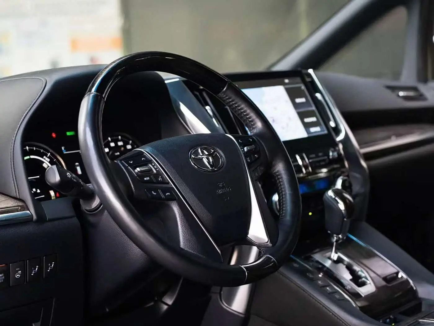 Toyota Alphard 2023 — Photo 4/7
