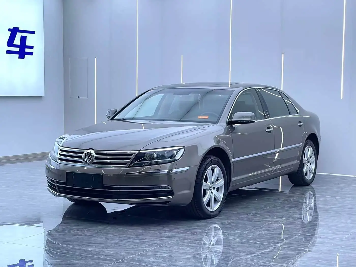 Volkswagen Phaeton 2017 — Şəkil 1/15