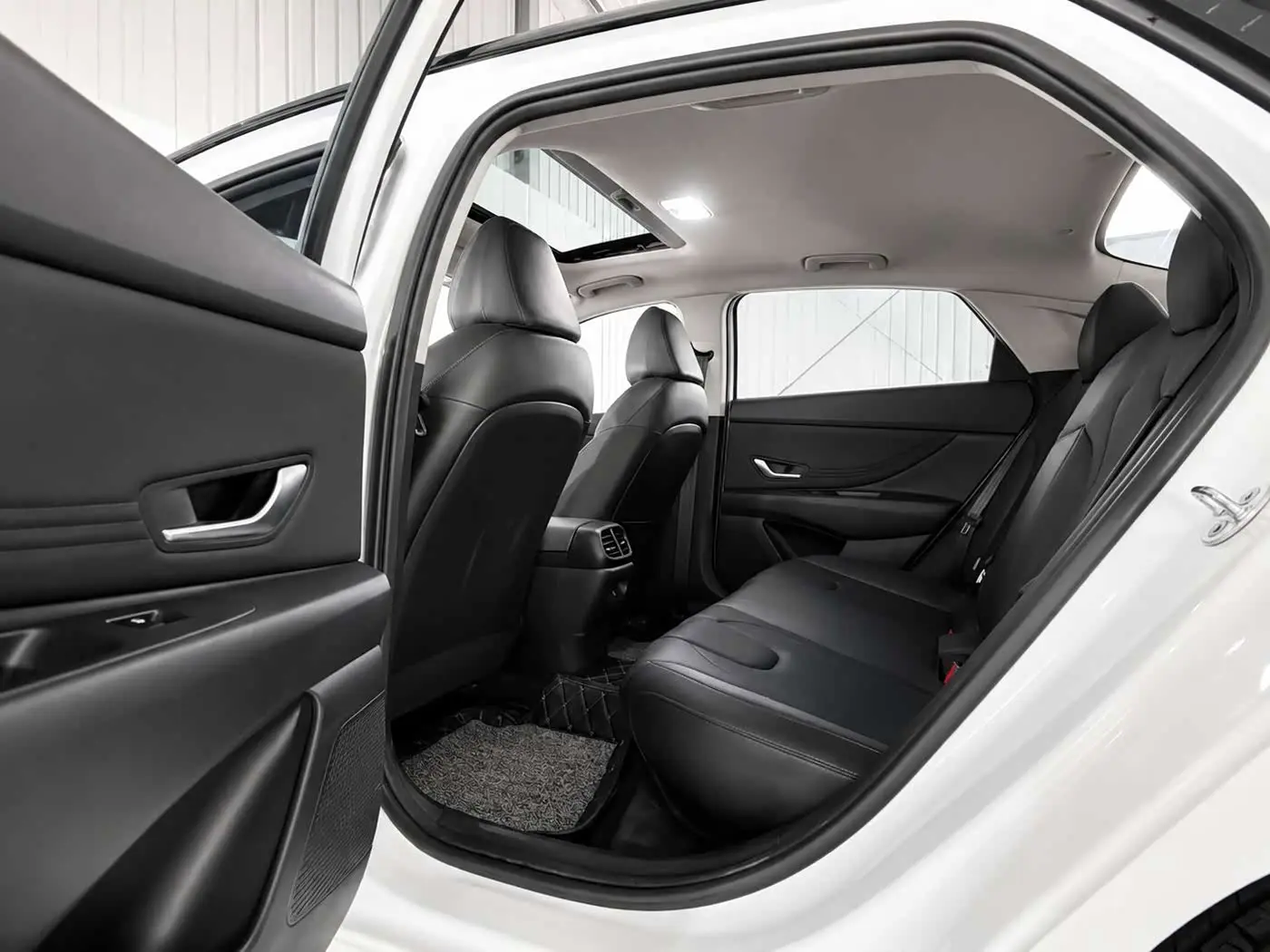 Hyundai Elantra 2023 — Фото 14/20