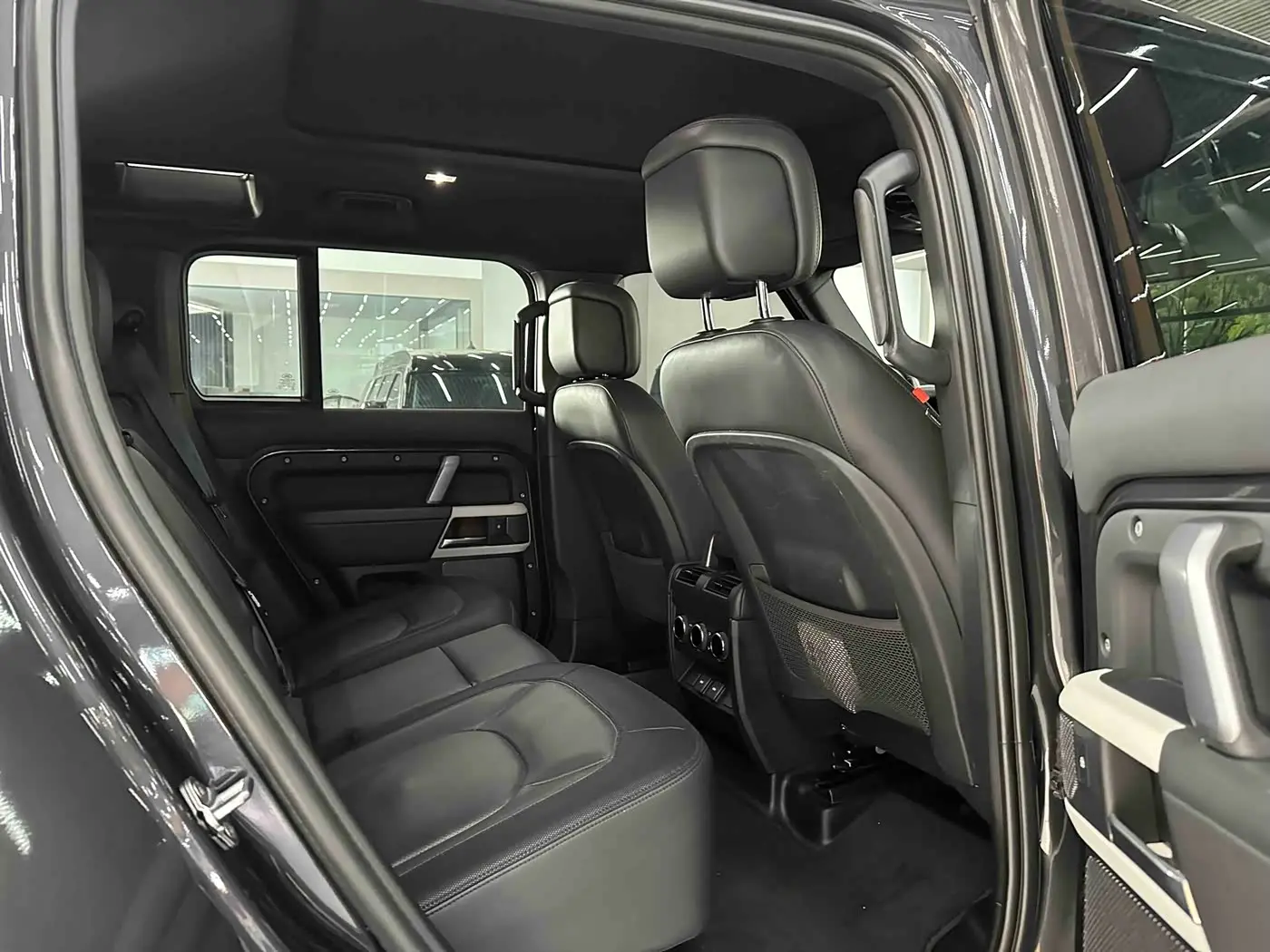 Land Rover Defender 2023 — Photo 11/12