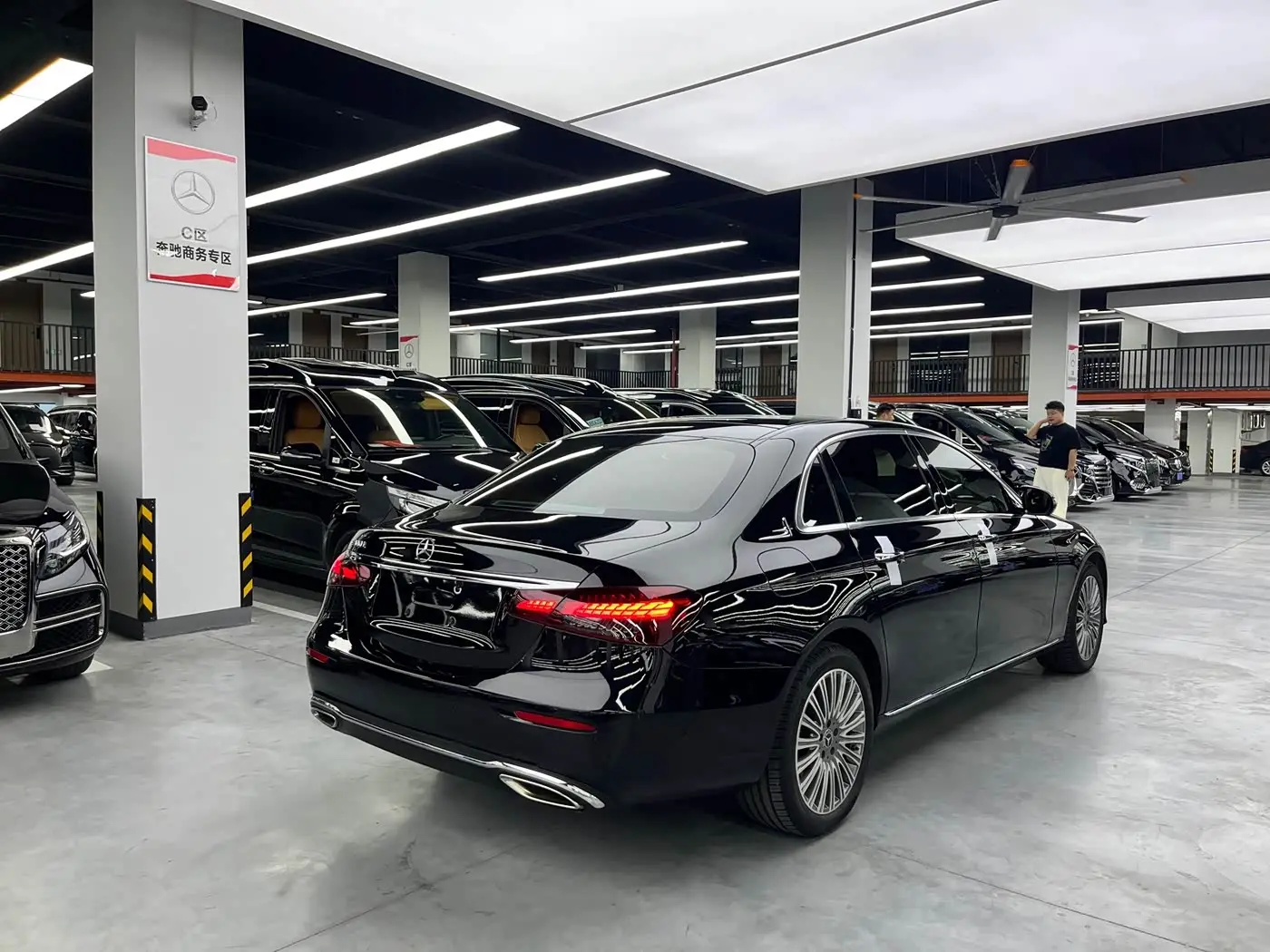 Mercedes-Benz E-Class 2023 — Photo 10/12