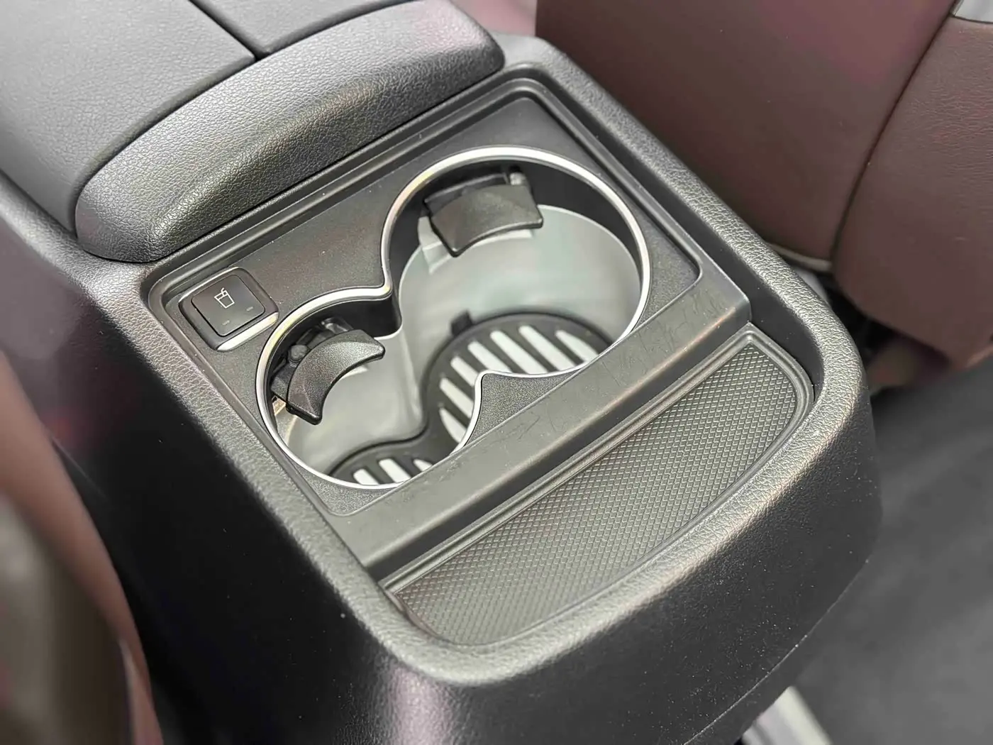 Mercedes-Benz V-Class 2024 — Photo 10/20