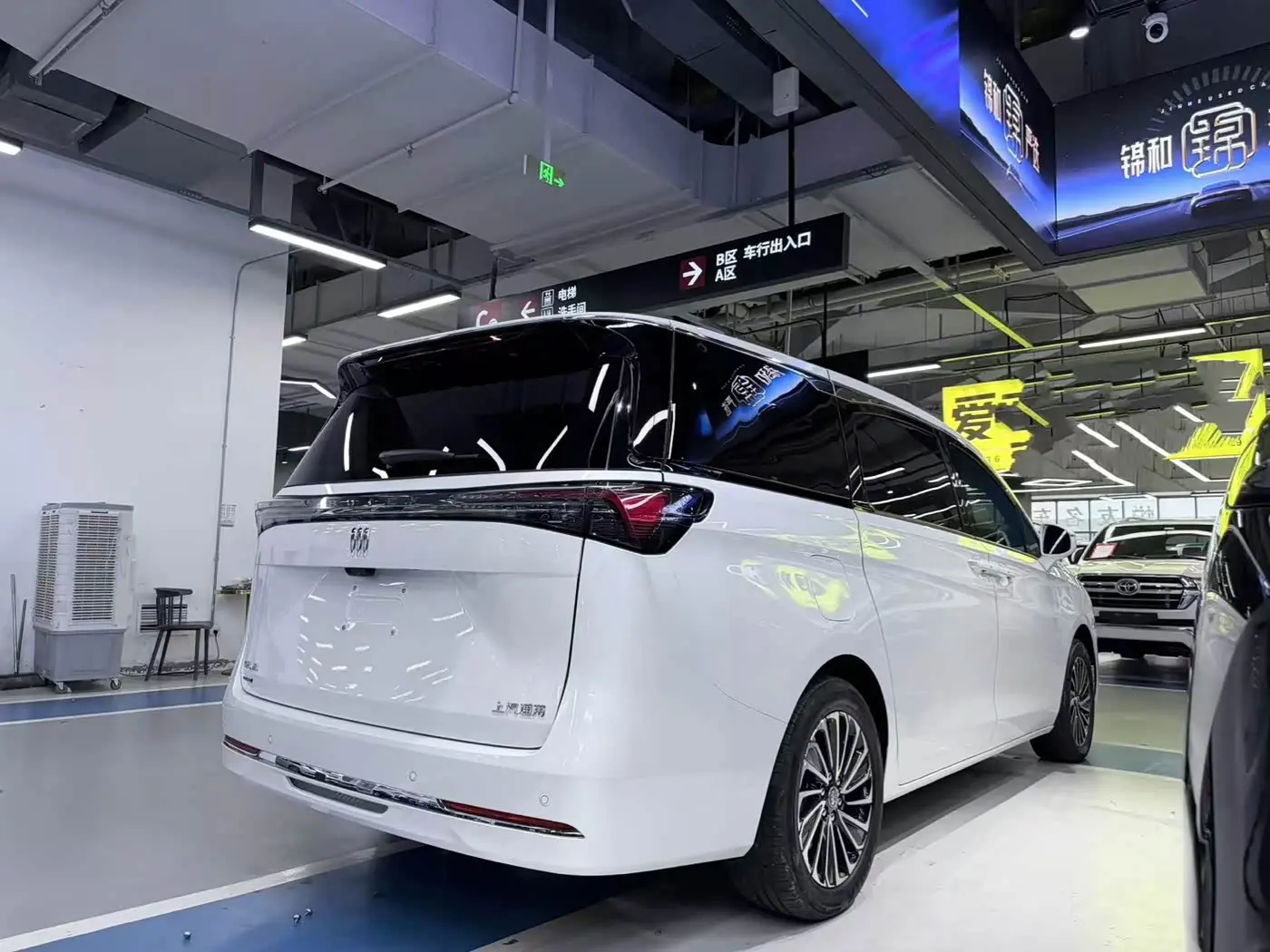 Buick GL8 New Energy 2025 — Photo 6/15