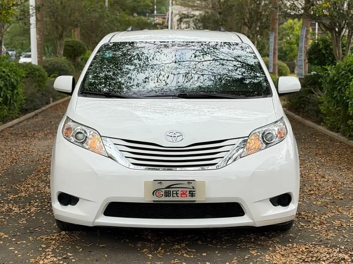 Toyota Sienna 2016 — Photo 2/20