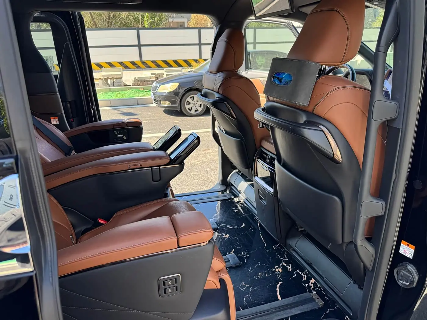 Toyota Alphard 2023 — Photo 15/20