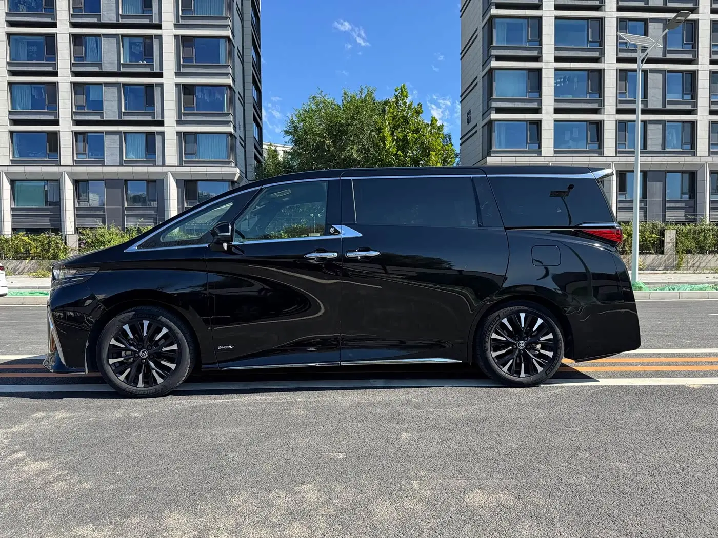 Toyota Alphard 2023 — Photo 5/20