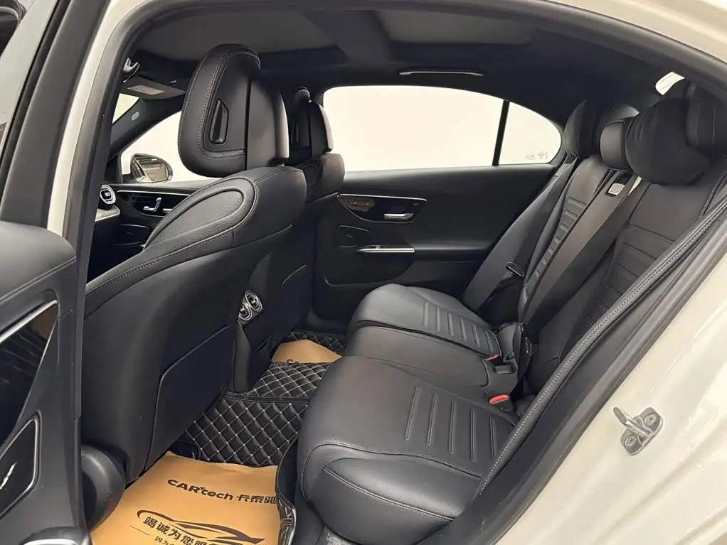 Mercedes-Benz C-Class 2024 — Photo 9/16