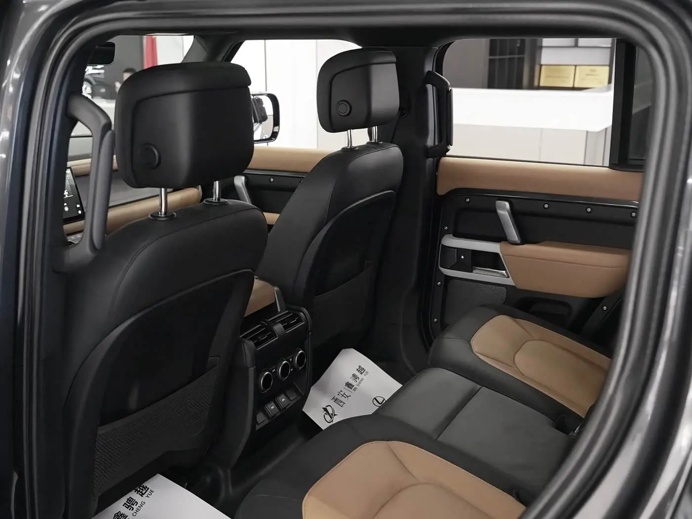 Land Rover Defender 2023 — Photo 9/13