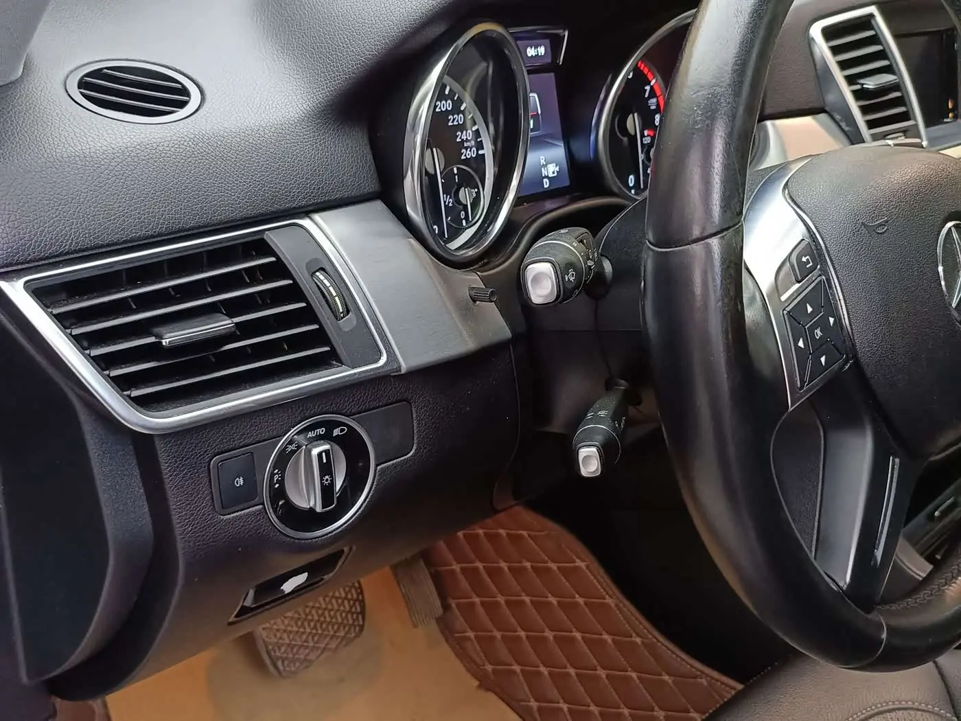 Mercedes-Benz M-Class 2015 — Photo 11/20
