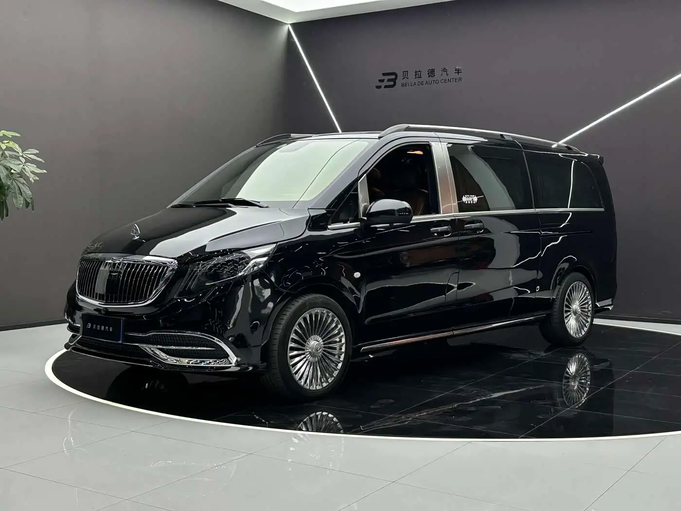 Mercedes-Benz V-Class 2021 — Photo 1/20