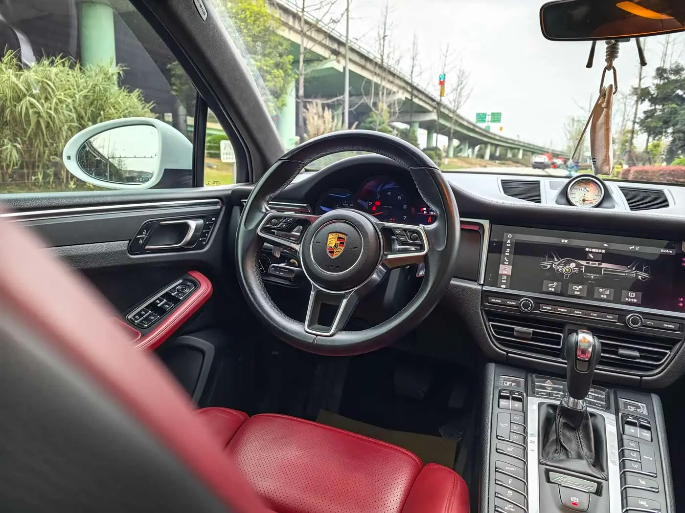 Porsche Macan 2021 — Photo 13/16