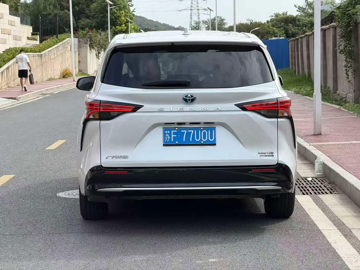 Toyota Sienna 2023 — Photo 4/8