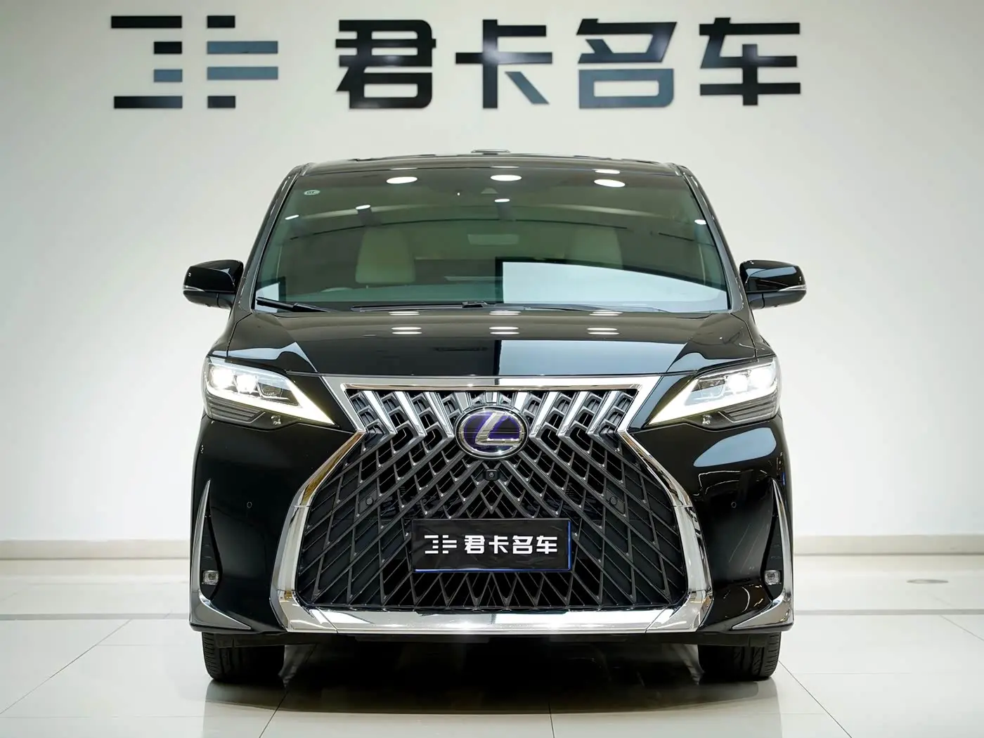 Lexus LM 2022 — Photo 2/20