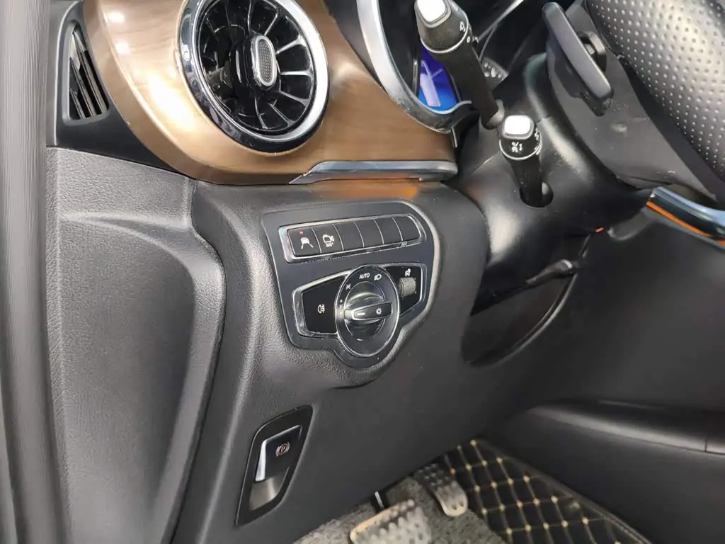 Mercedes-Benz V-Class 2022 — Photo 8/20