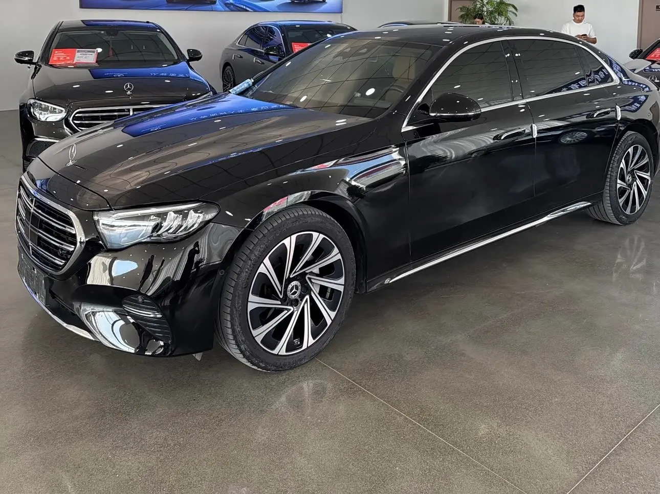Mercedes-Benz E-Class 2024 — Photo 3/12