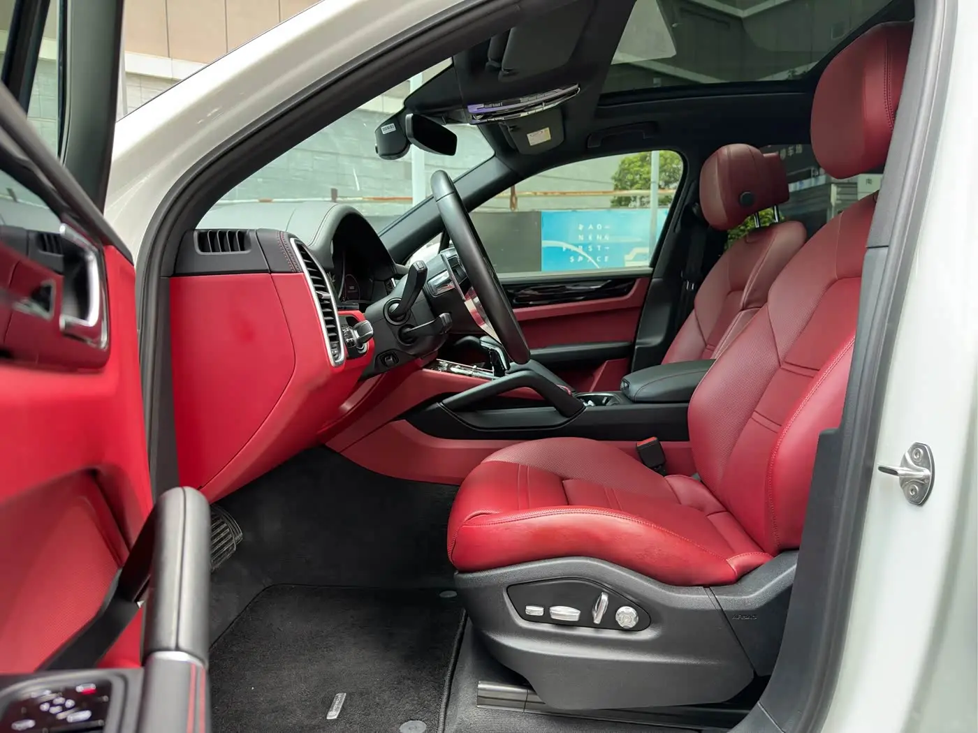 Porsche Cayenne 2019 — Photo 6/20