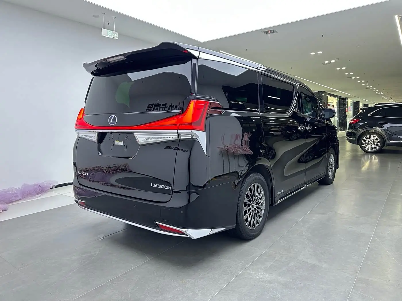 Lexus LM 2021 — Photo 2/20