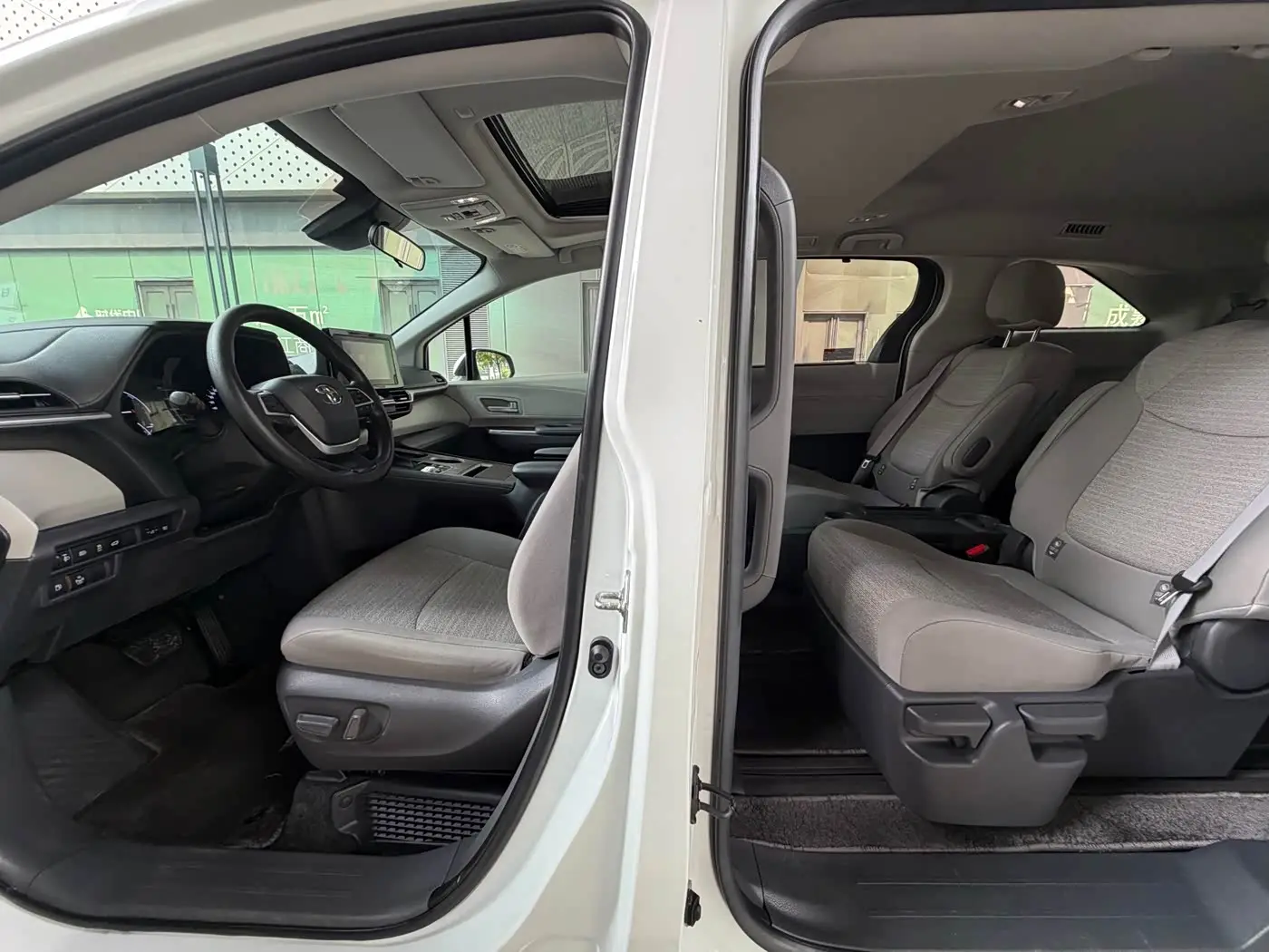 Toyota Sienna 2023 — Photo 7/20