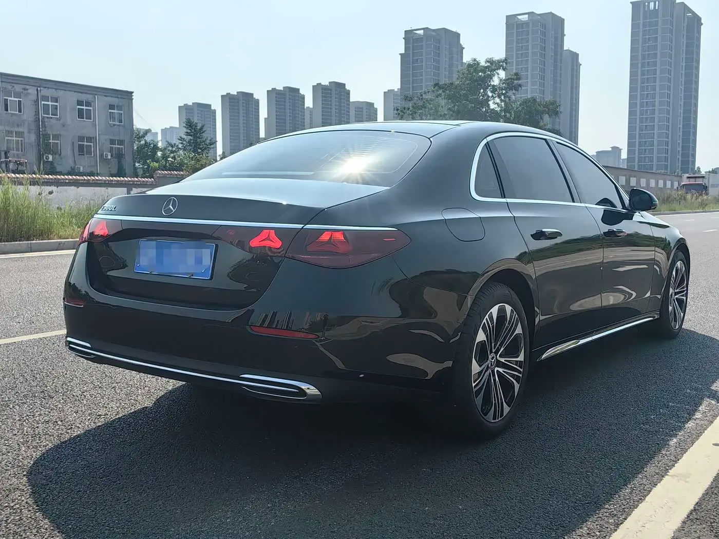 Mercedes-Benz E-Class 2025 — Photo 4/12