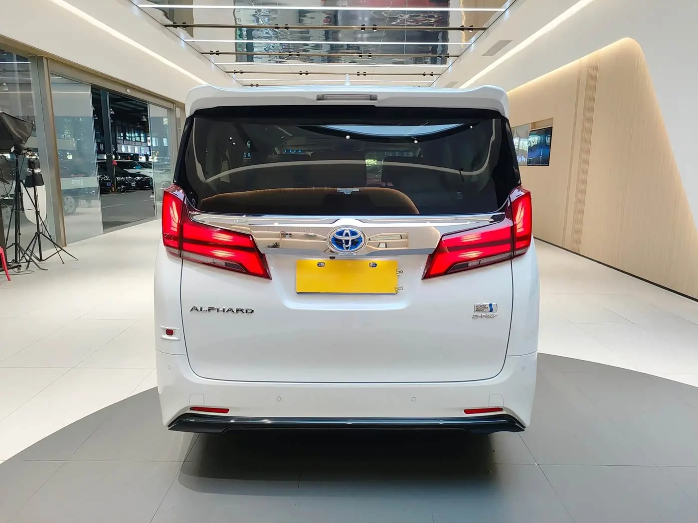 Toyota Alphard 2021 — Photo 7/18