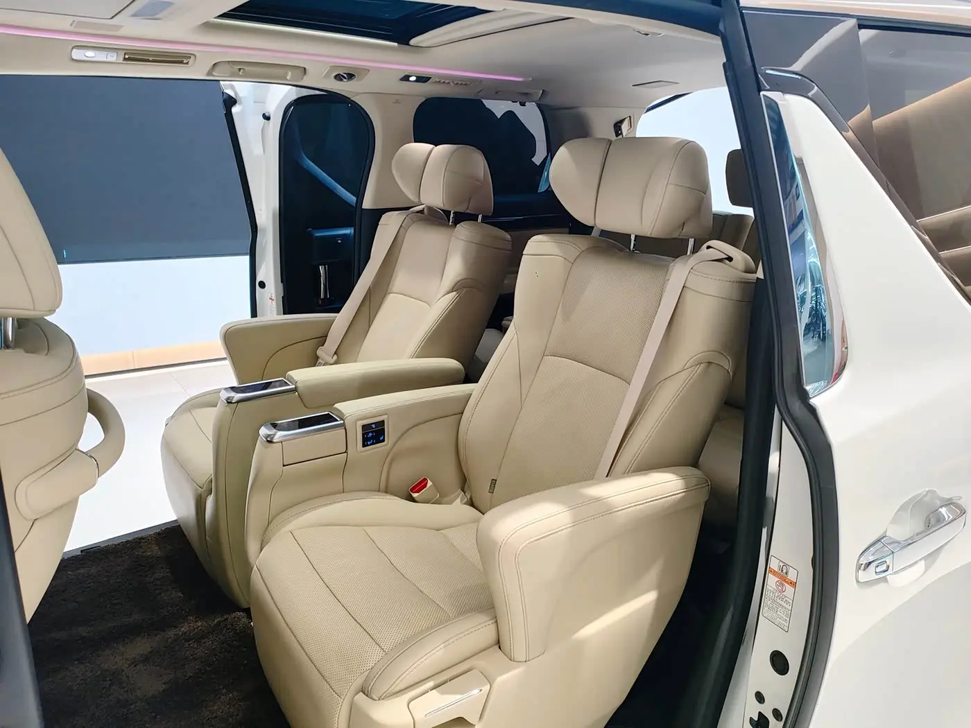Toyota Alphard 2021 — Photo 12/18