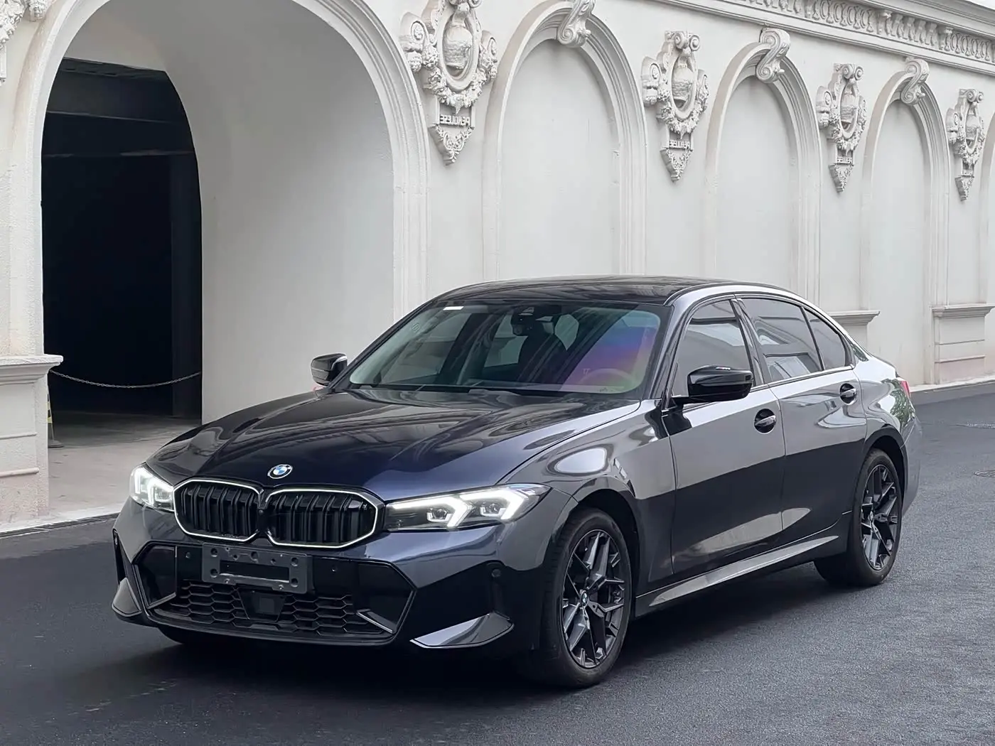 BMW 3 Series 2025 — Photo 1/9