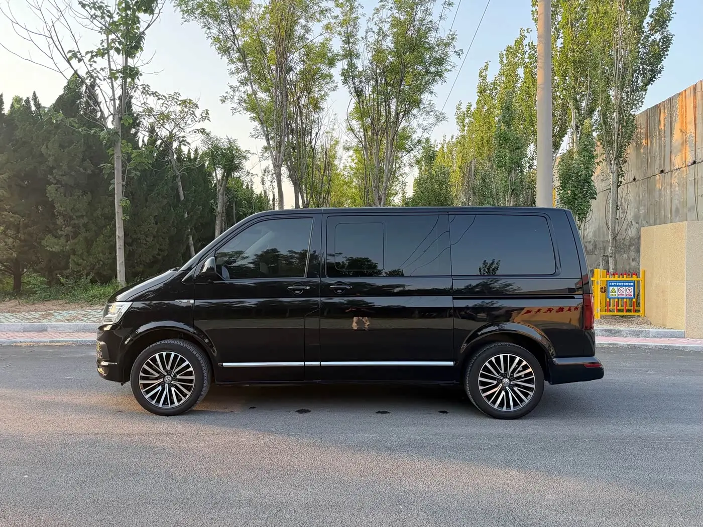 Volkswagen Multivan 2019 — Фото 4/20