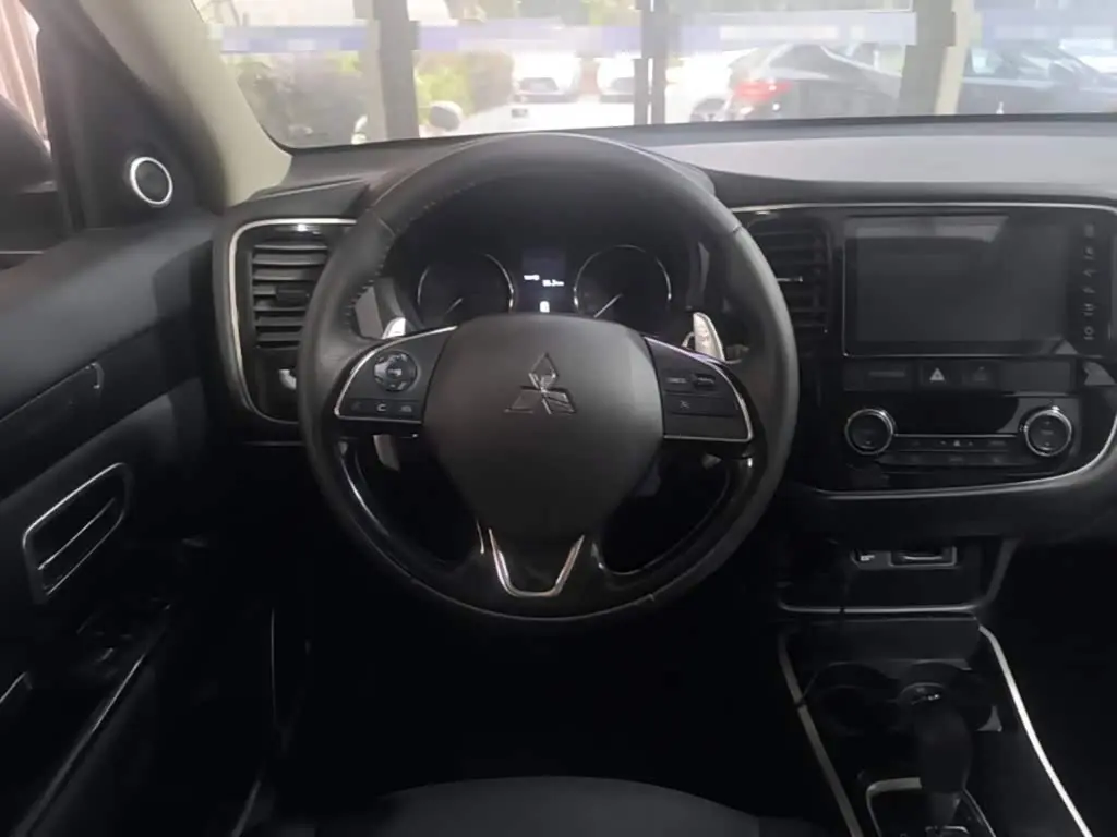 Mitsubishi Outlander 2018 — Şəkil 11/20